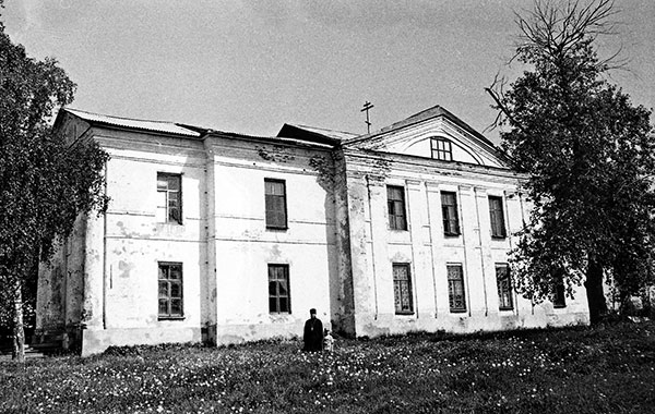 Обезглавленный храм в Вознесенье напоминает графский особняк